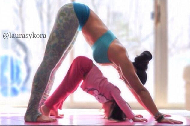 Wah, Lucunya Kolaborasi Pose Yoga Ibu dan Anak Ini