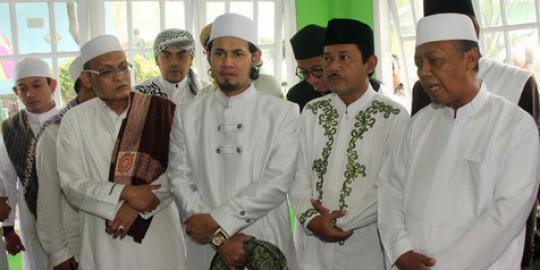 Saat Obati Pasien, UGB ternyata sudah siapkan Ulat dan Belatung buat Tipu-Tipu