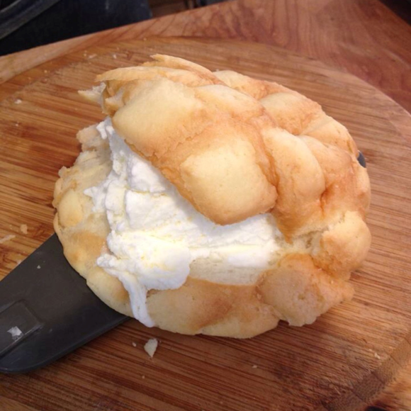 Roti Melon Isi Ice Cream ini Populer di Jepang