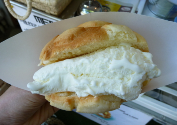 Roti Melon Isi Ice Cream ini Populer di Jepang
