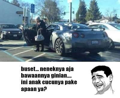 Nenek Ini Kepergok Bawa Nissan GT-R saat Belanja