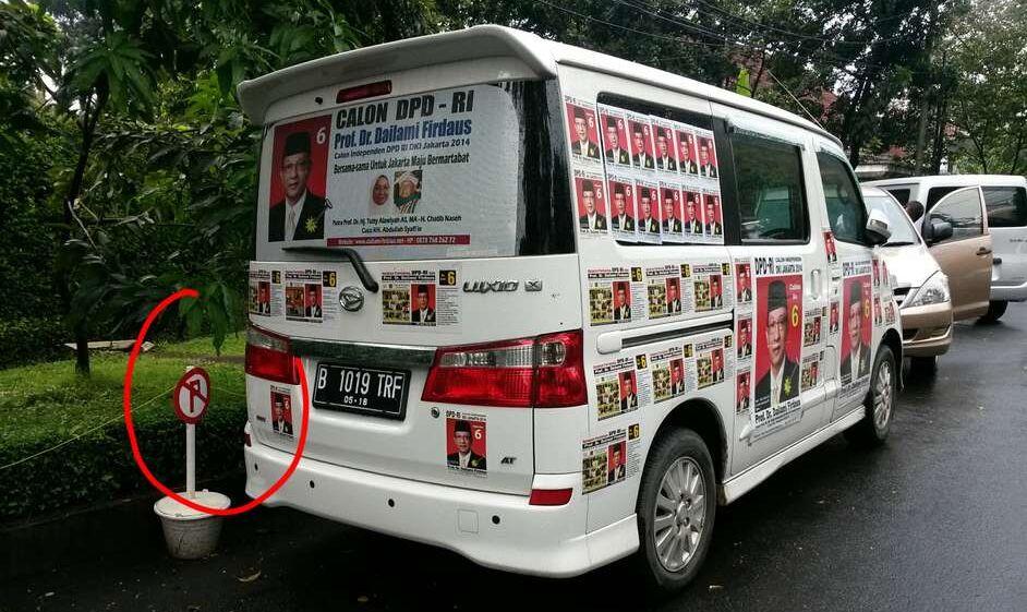 Mungkin Rambu Dilarang Parkirnya Kekecilan?