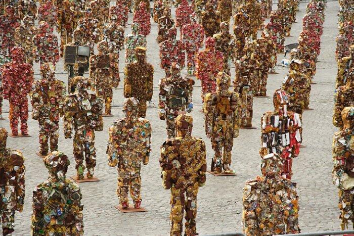 Amazing, Seniman Jerman membuat ratusan patung yang terbuat dari bahan limbah