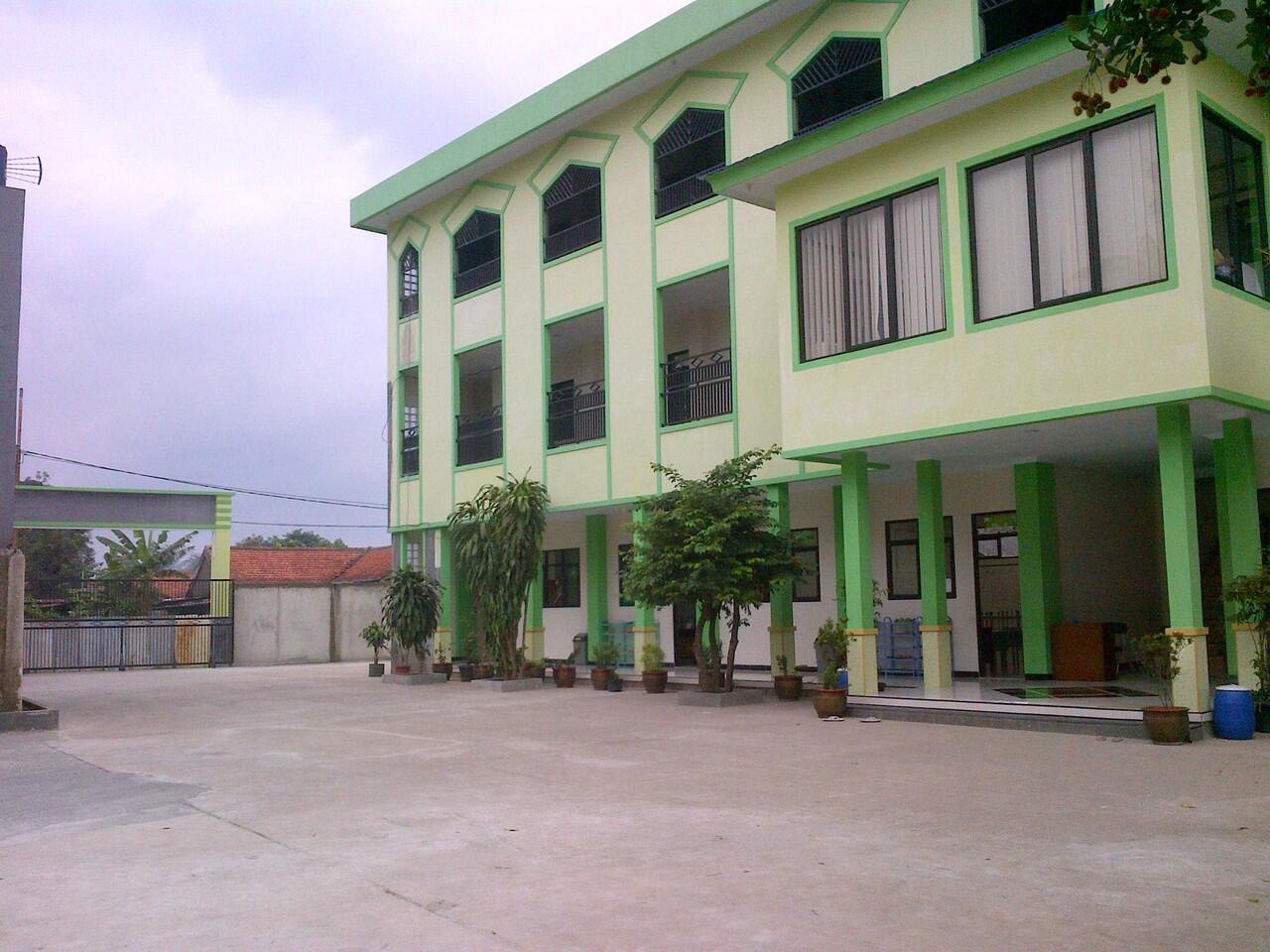 Kepala Sekolah SDIT ( Sekolah Dasar Islam Terpadu)