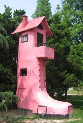 RUMAH2 UNIK BERBENTUK SEPATU