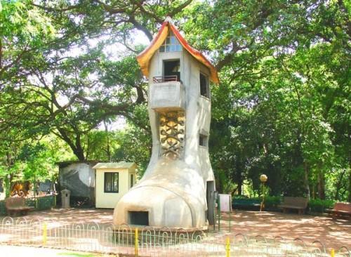 RUMAH2 UNIK BERBENTUK SEPATU