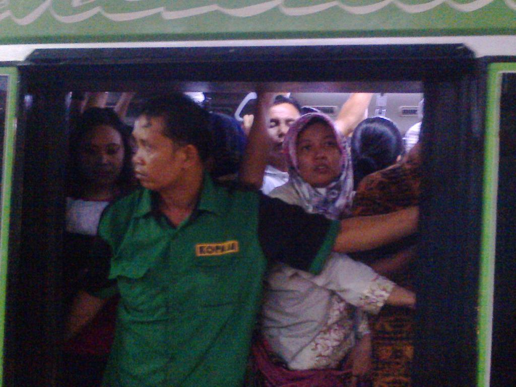 Foto Parahnya Pelayanan KOPAJA di JAKARTA... Cekibbrrroooottt gan!!!!