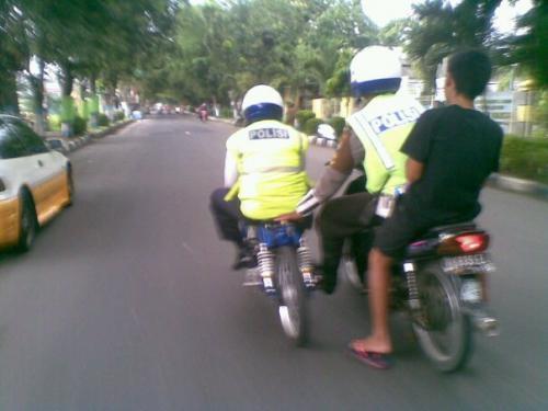 Kalau ketemu Mr.Poli*si seperti ini,,Gimane komentar agan?