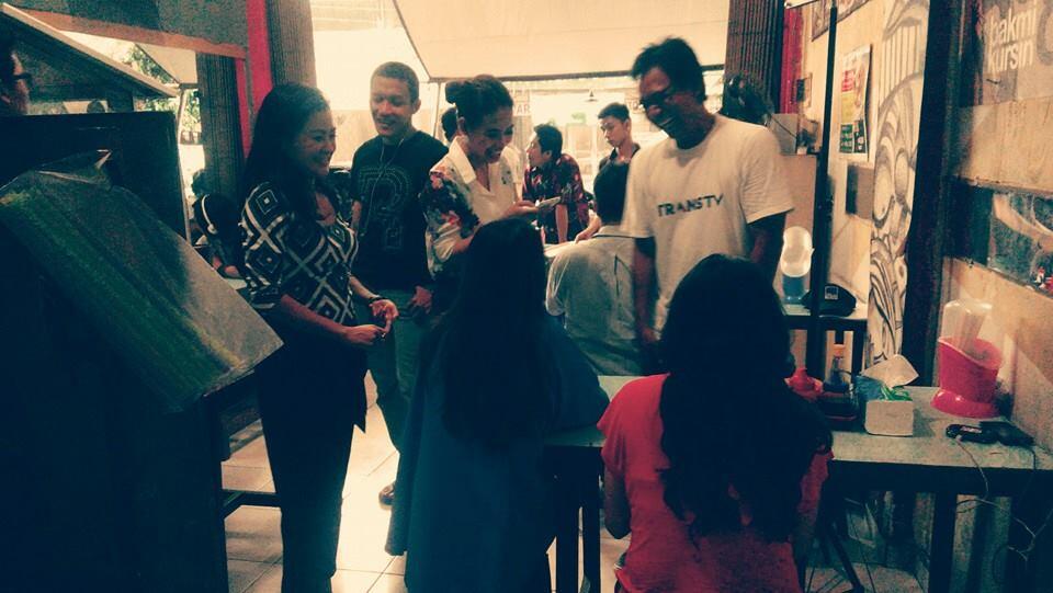 Masya Alloh! warung ane didatengin artis gan.. no tipu2