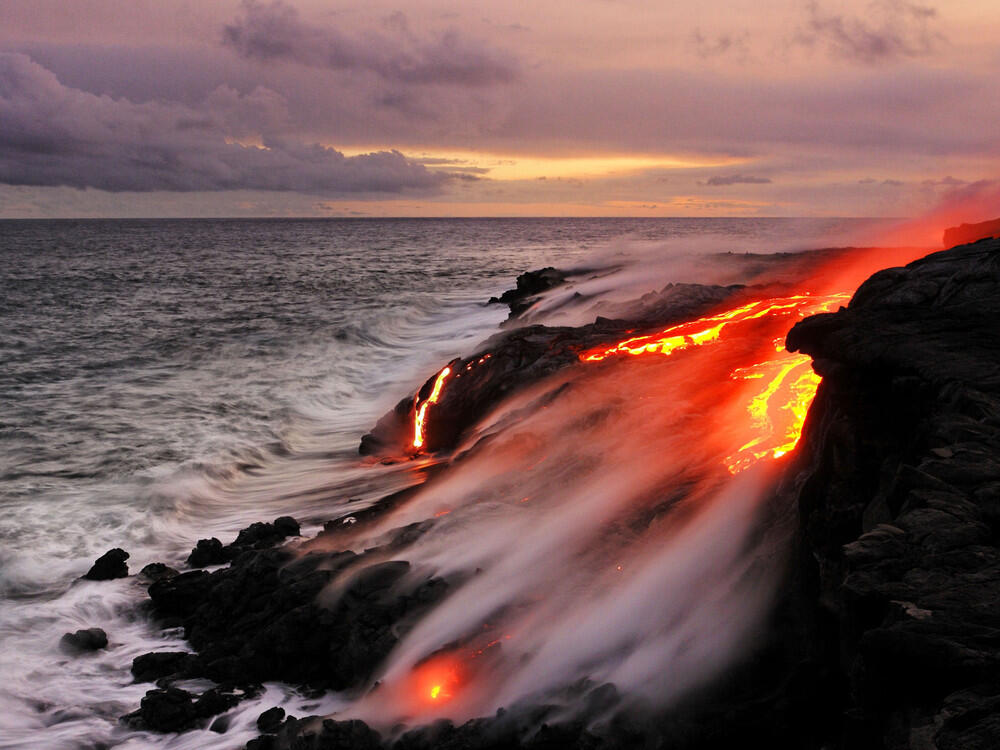 Sungguh Luar Biasa Menakjubkan ketika lava gunung berapi menerjang air laut !