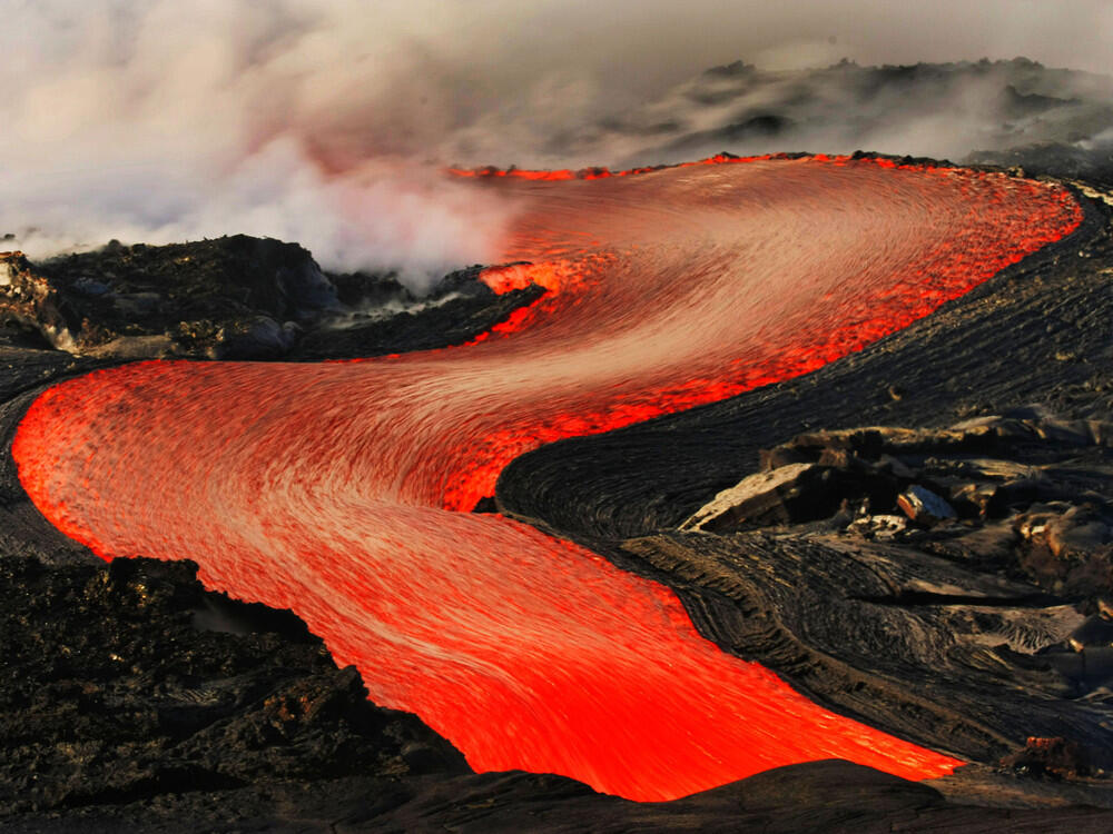 Sungguh Luar Biasa Menakjubkan ketika lava gunung berapi menerjang air laut !