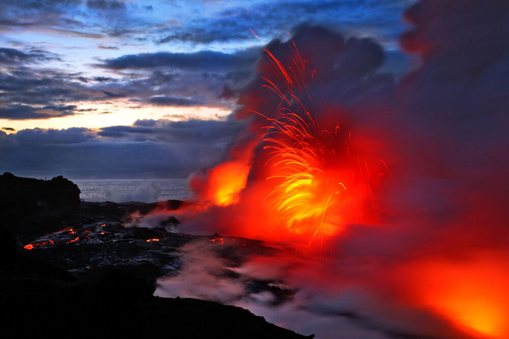 Sungguh Luar Biasa Menakjubkan ketika lava gunung berapi menerjang air laut !