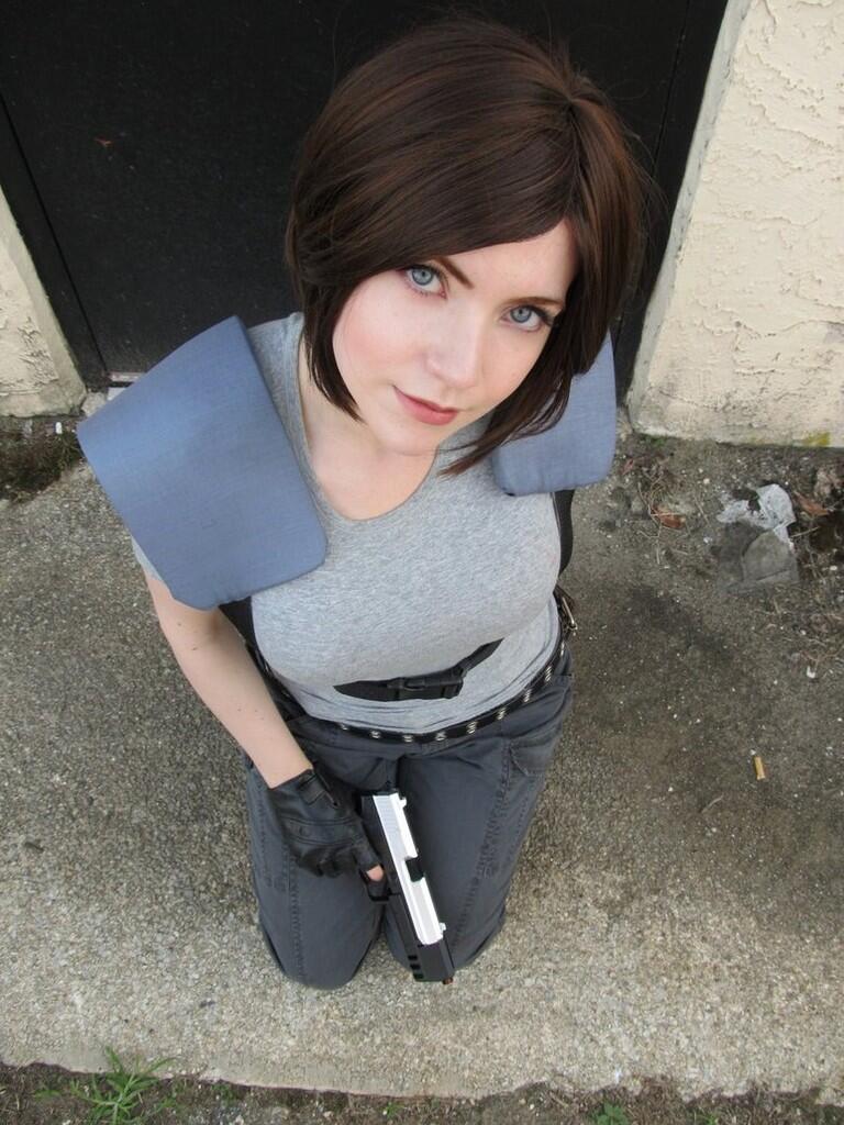 Cosplayer Jill Valentine vs Claire Redfield (Resident Evil Series)