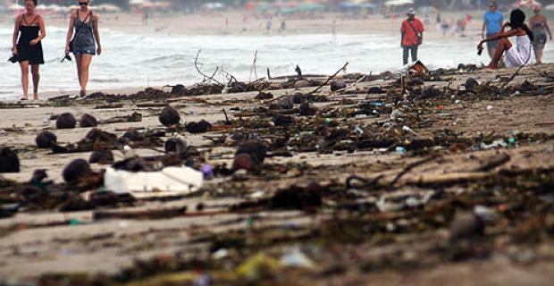 Bahaya buang sampah di laut 