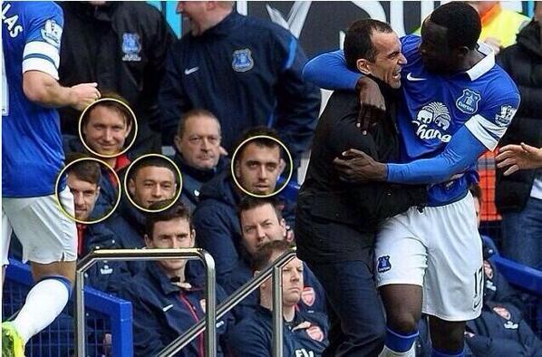 Para Pemain Arsenal Tersenyum Menikmati Selebrasi Gol Lukaku
