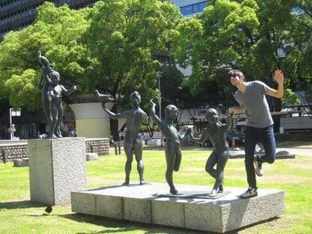(Foto-foto Lucu dan Gokil) Cara Berfoto dengan Patung 