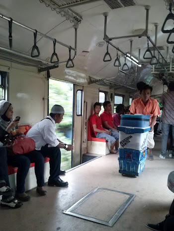 Yang sekarang ga di jumpai di Kereta Commuter Line Jakarta - Bogor