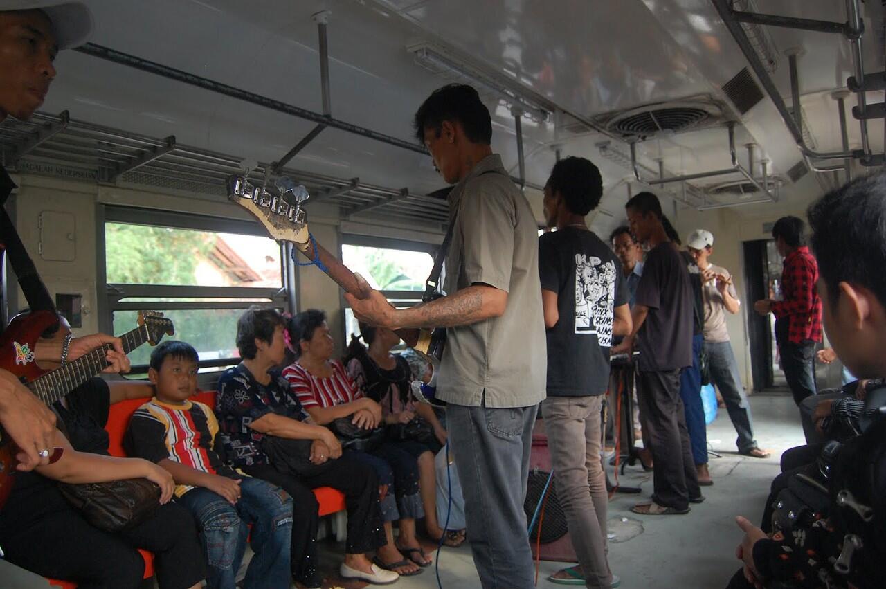 Yang sekarang ga di jumpai di Kereta Commuter Line Jakarta - Bogor