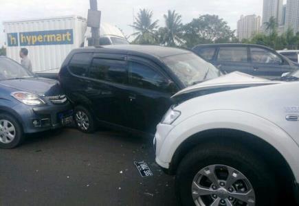 &#91;Adu Banteng&#93;2 Mobil 'Adu Banteng' di Contra Flow Tol Kebun Jeruk, Lalin Macet