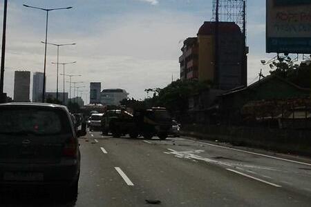 &#91;Adu Banteng&#93;2 Mobil 'Adu Banteng' di Contra Flow Tol Kebun Jeruk, Lalin Macet