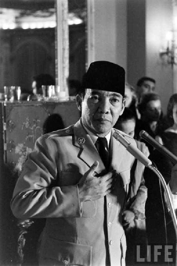 Misteri Supersemar : Benerkah Soekarno Di Todong Untuk Tanda Tangan ??