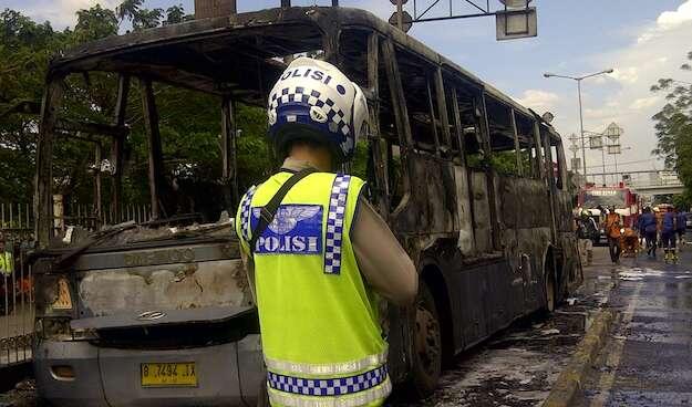 &#91;Breaking News&#93; Bus TransJakarta Terbakar di Pasar Rumput, Manggarai Macet Parah