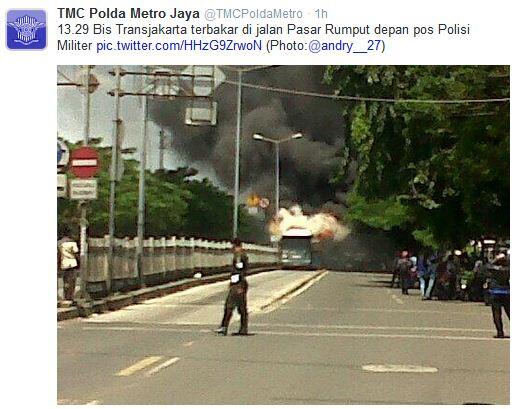 &#91;Breaking News&#93; Bus TransJakarta Terbakar di Pasar Rumput, Manggarai Macet Parah