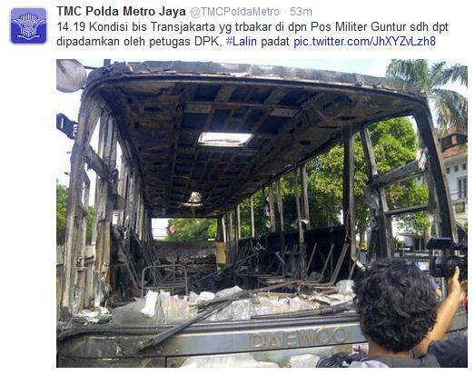 &#91;Breaking News&#93; Bus TransJakarta Terbakar di Pasar Rumput, Manggarai Macet Parah