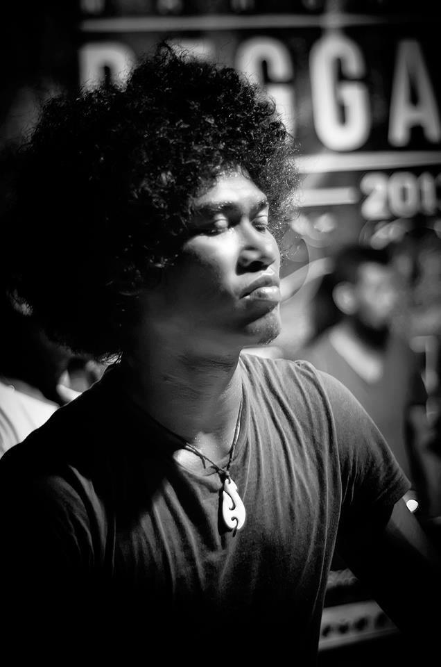 MUSISI INI JARANG NONGOL DI TV, TAPI ALBUMNYA DIBAWA KE LUAR NEGERI (PROUD)