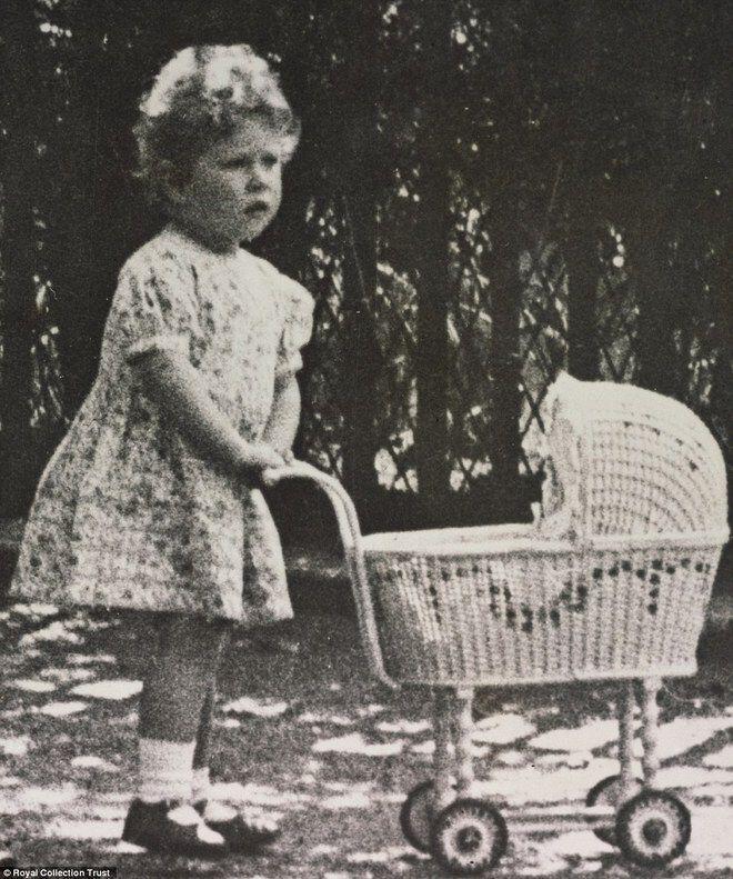 Mengintip Foto Masa Kecil Ratu Inggris: Ia dan Mainan-Mainannya 