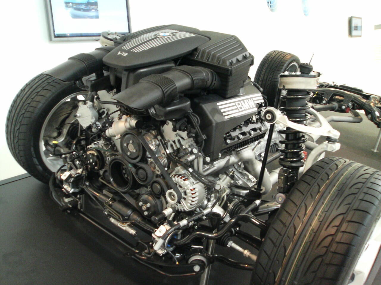 Perbedaan engine dan machine
