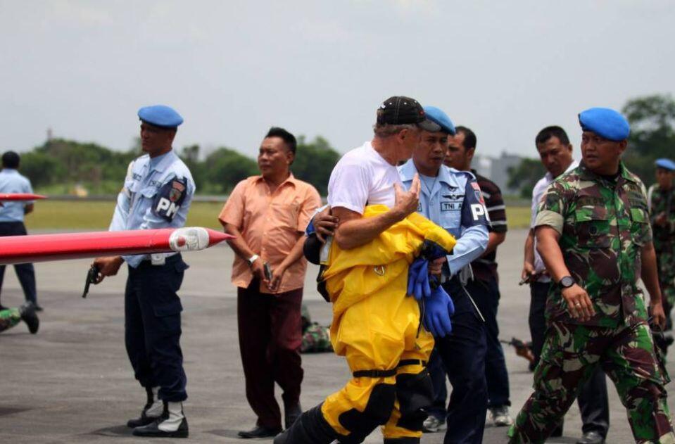 Pesawat Asing Dipaksa Turun oleh F16 TNI