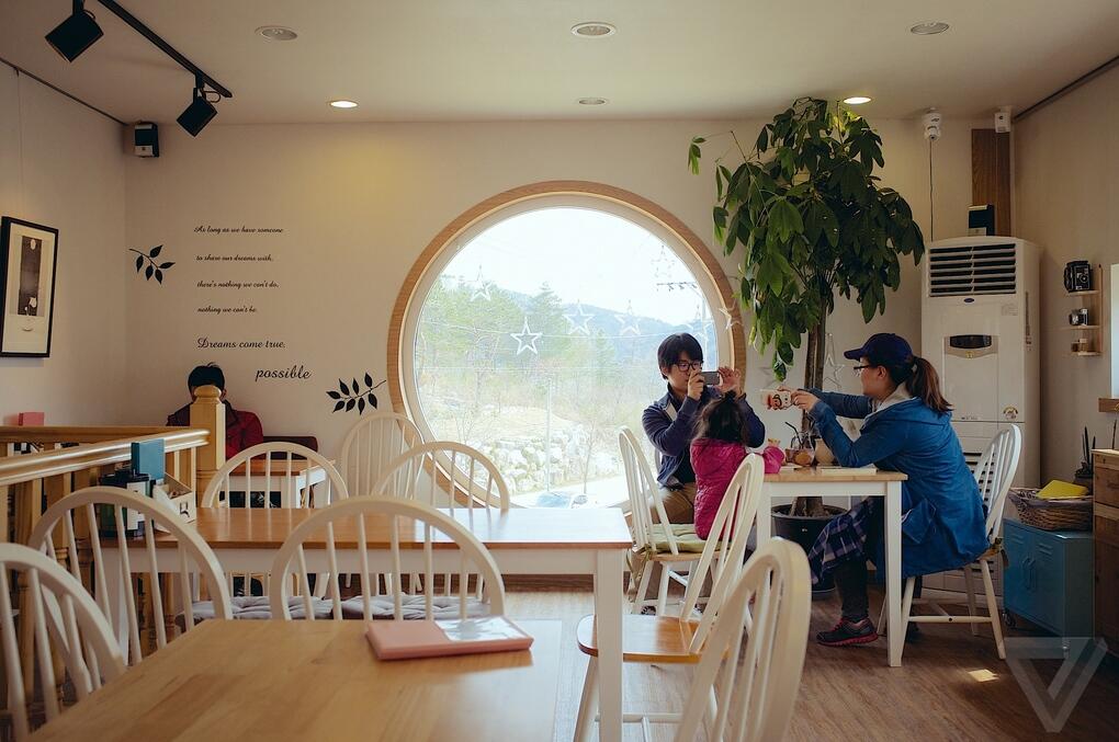 Dreamy Camera Cafe: Minum Kopi Dalam Kamera 2 Lantai