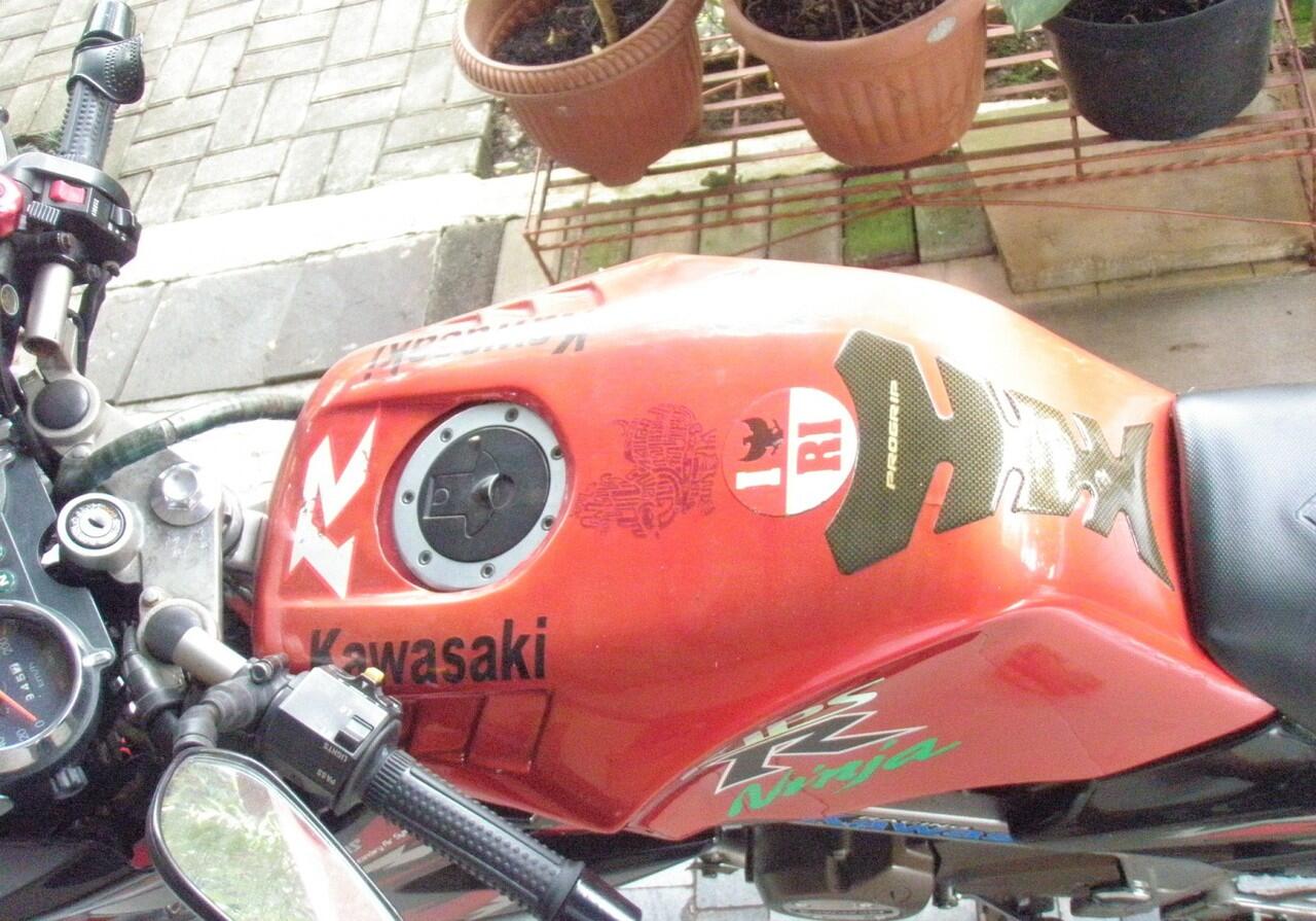 Cari Dijual Motor Kawasaki Ninja 150 R Merah Super KIPS Tahun 2011