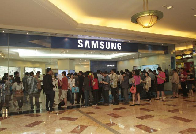 Antrian Pembeli Samsung galaxy S5 di jakarta (strooong) !!!