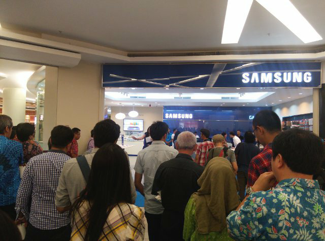 Antrian Pembeli Samsung galaxy S5 di jakarta (strooong) !!!