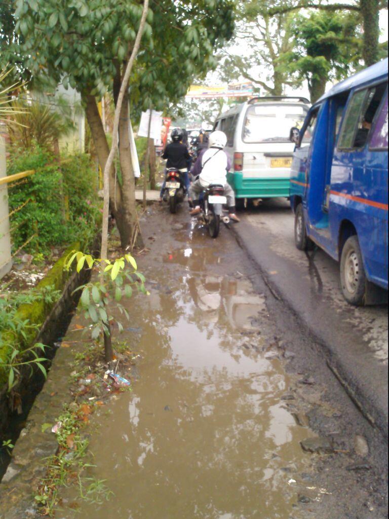 KETIKA HAK PEJALAN KAKI DIABAIKAN!