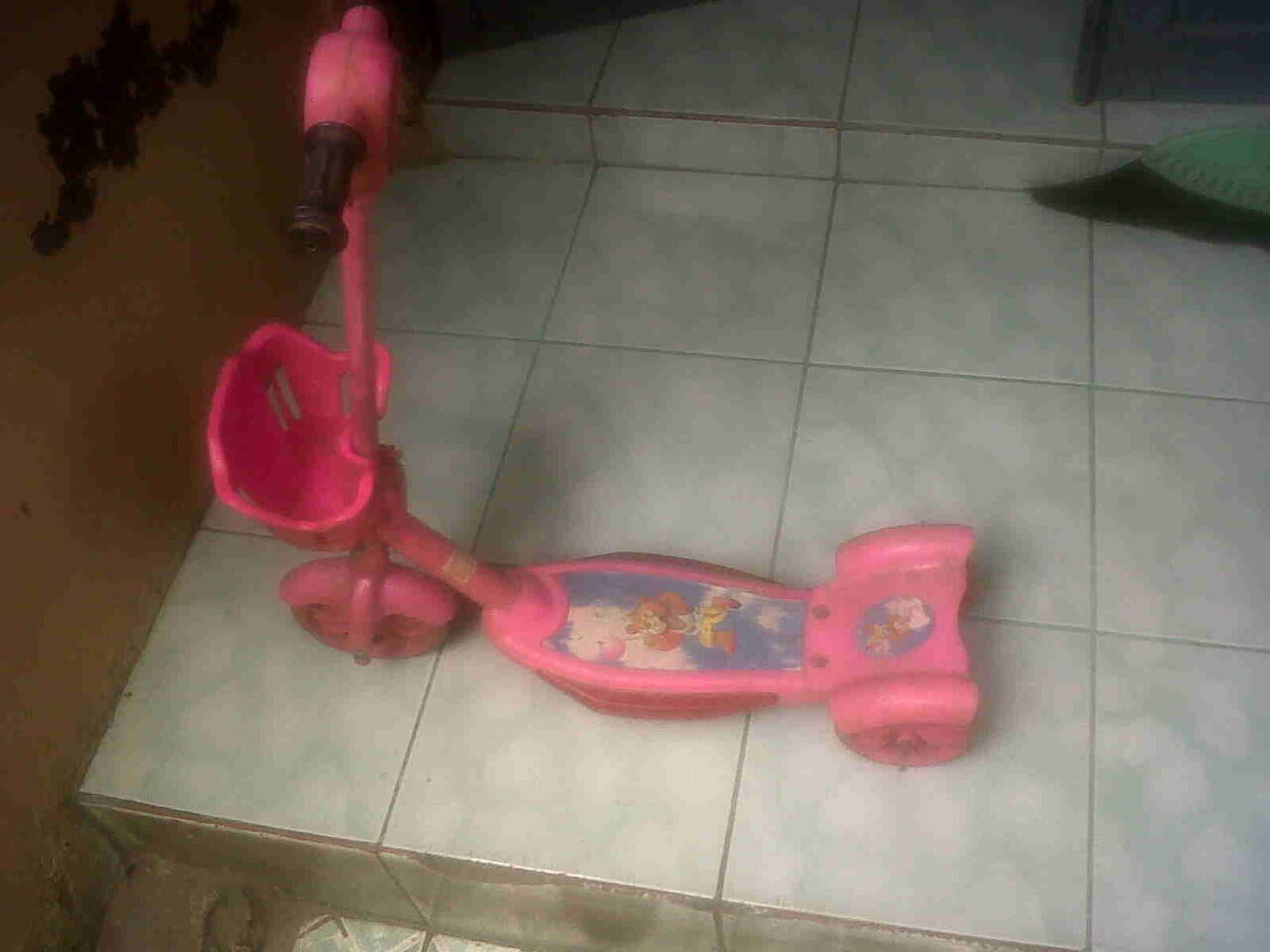 Sekuter anak anak terawat dari gudang jarang dipakai