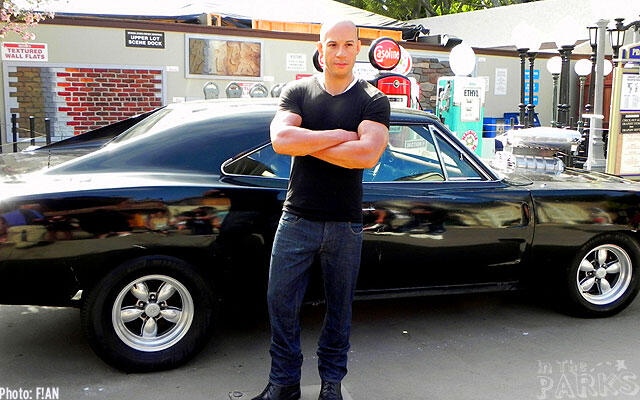 Mau naik mobil harus jadi kaya gini toss!!!