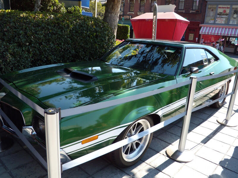 Mau naik mobil harus jadi kaya gini toss!!!