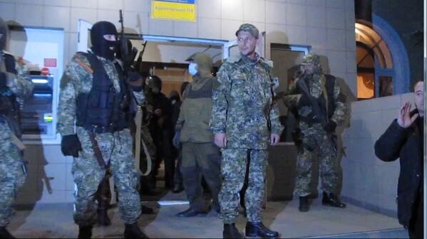 Armed Mask Men Menduduki Beberapa Kantor Polisi di Ukraina Timur