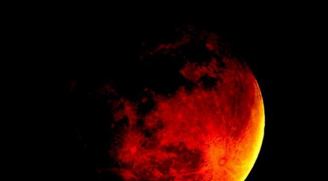 Foto-foto gerhana bulan total dan blood moon di berbagai negara
