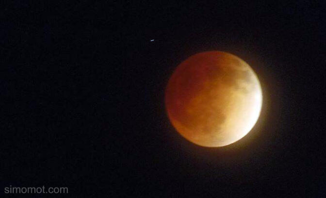 Foto-foto gerhana bulan total dan blood moon di berbagai negara