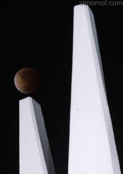 Foto-foto gerhana bulan total dan blood moon di berbagai negara
