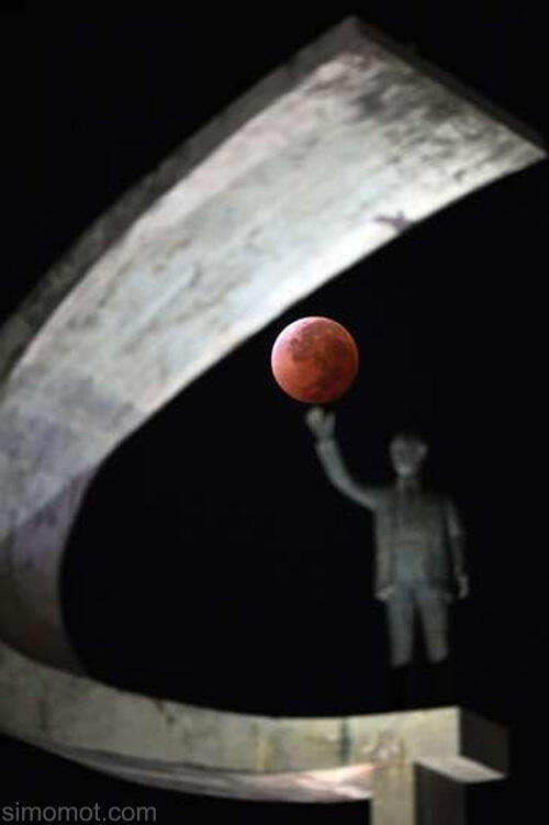 Foto-foto gerhana bulan total dan blood moon di berbagai negara