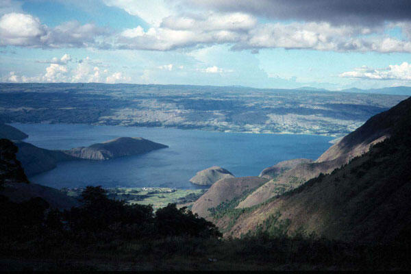 Dibalik Indahnya Danau Toba