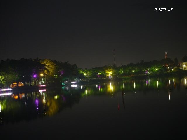 KEINDAHAN SETU BABAKAN pada malam hari