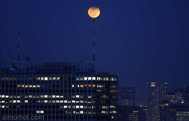 Foto-foto gerhana bulan total dan blood moon di berbagai negara