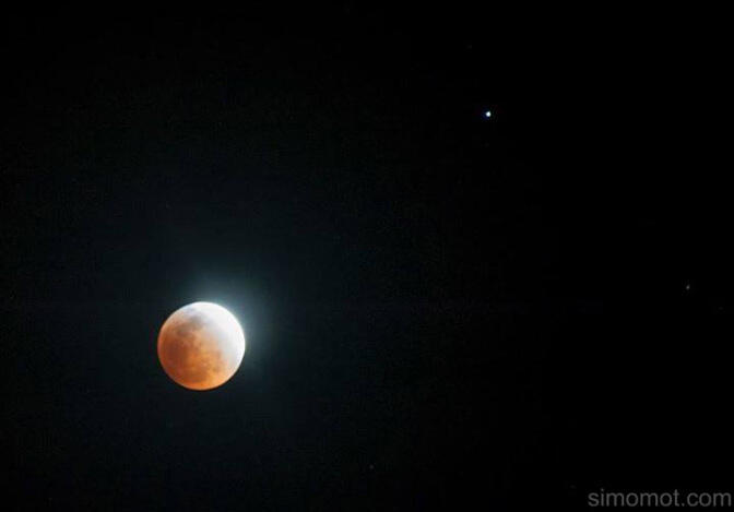 Foto-foto gerhana bulan total dan blood moon di berbagai negara