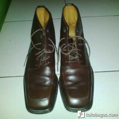 Sepatu Louis Vuitton